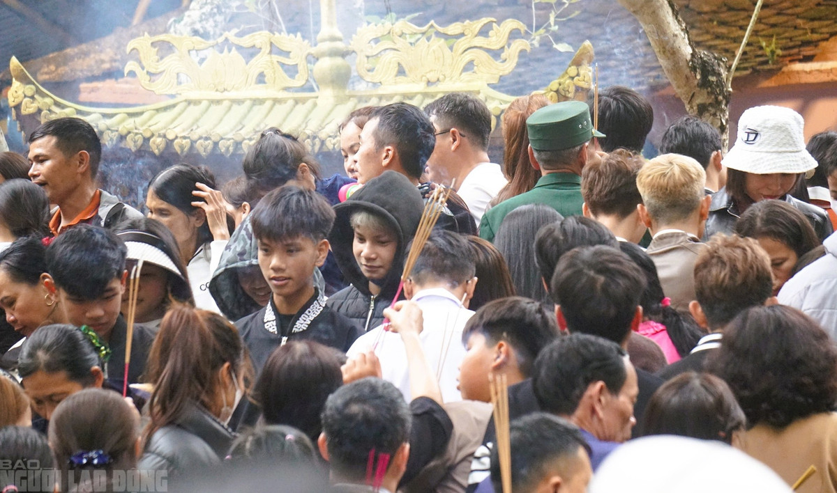 Người dân nhích từng bước một khi lên khu vực lấy "nước thánh"