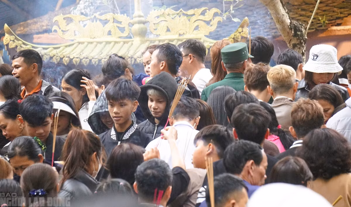 Người dân nhích từng bước một khi lên khu vực lấy "nước thánh"