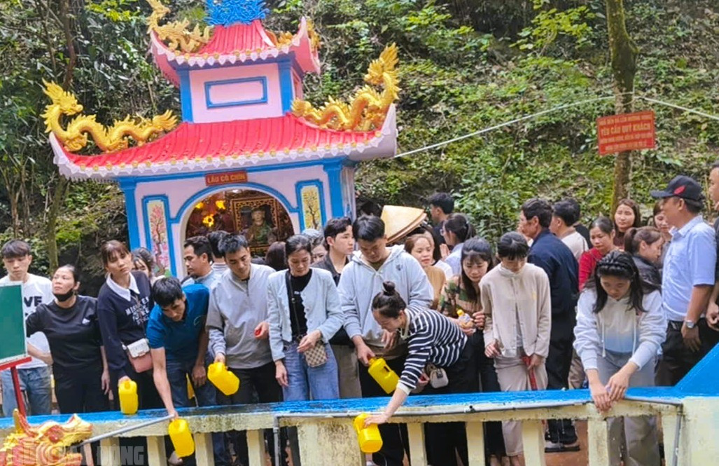 Người dân mang can xếp hàng chờ lấy "nước thánh"