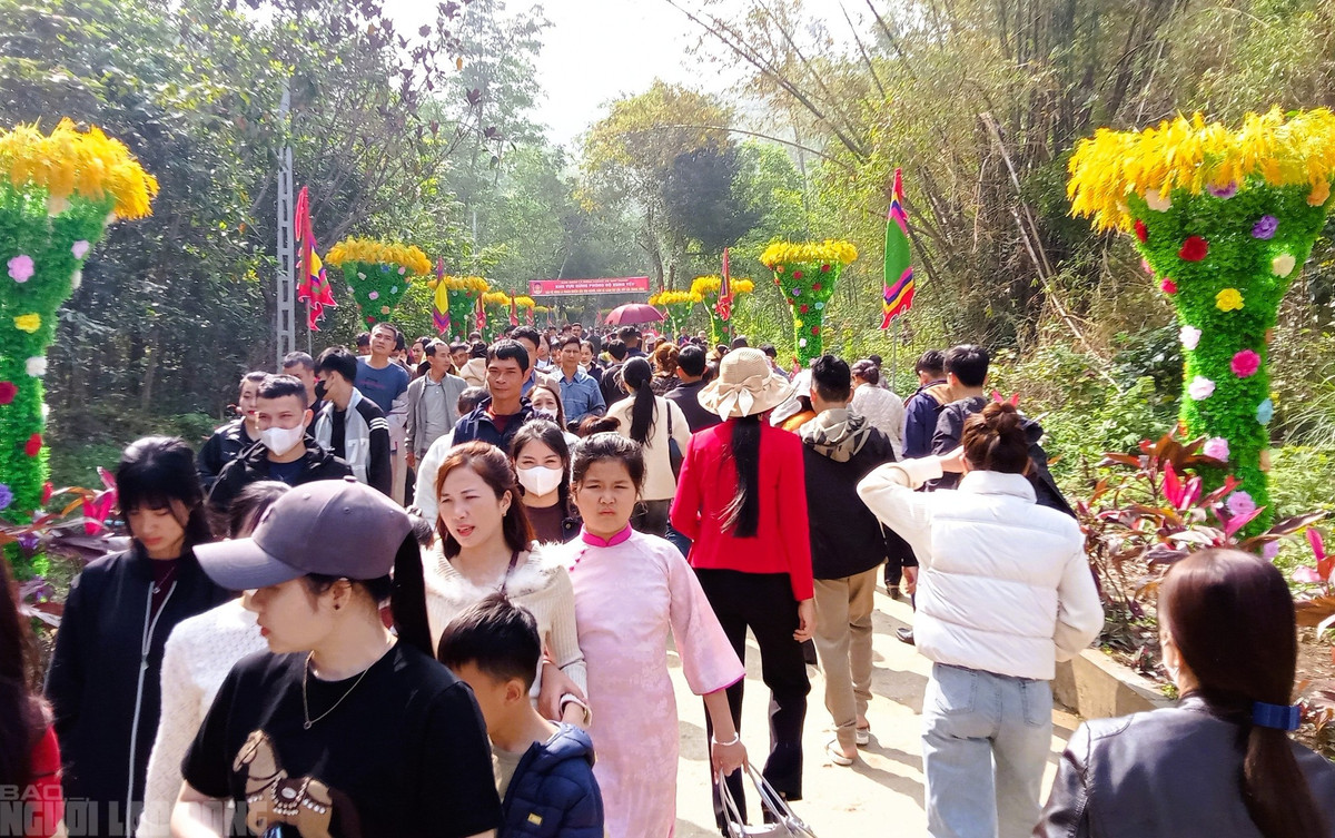 Đền Phủ Na là điểm đến hút khách du lịch những ngày đầu năm mới