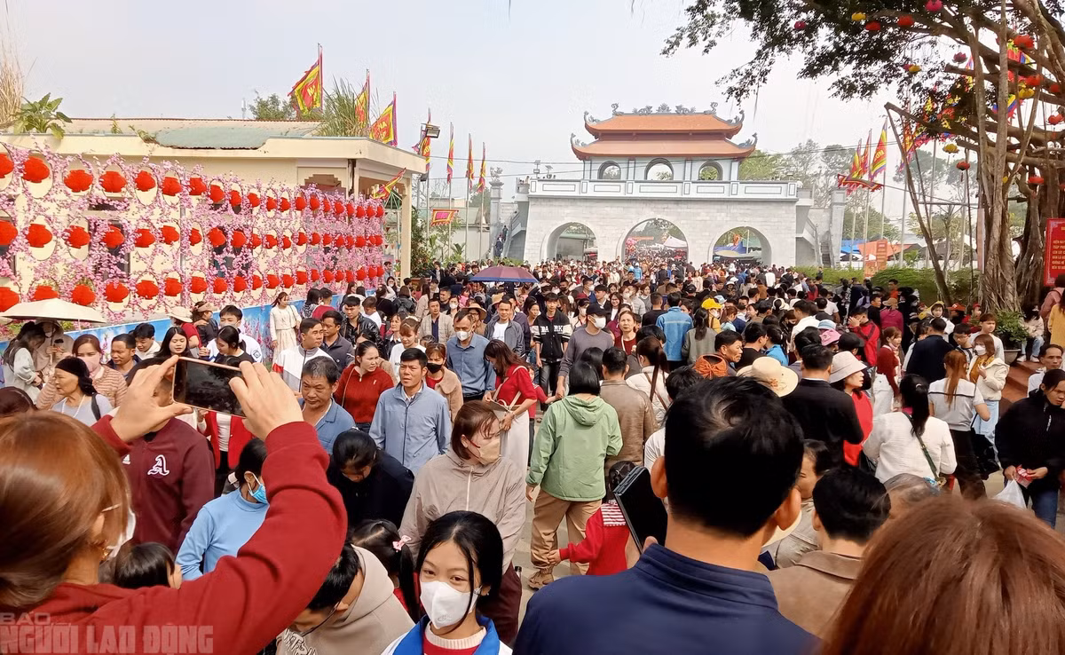 Biển người đổ về ngôi đền thiêng dưới chân núi Nưa du Xuân, xin "nước thánh" cầu may mắn, bình an