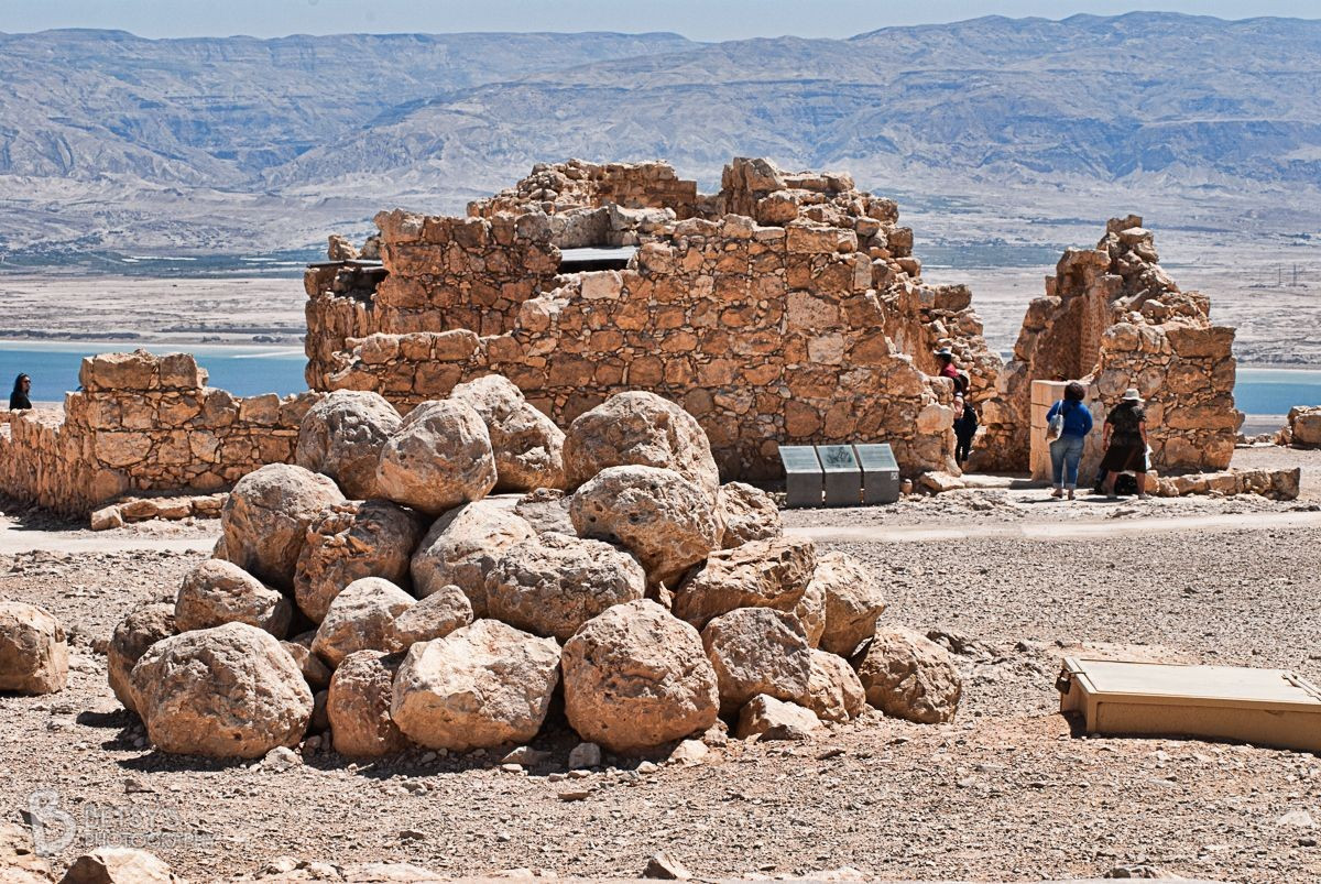  Kỹ thuật trữ nước cực kỳ thông minh. Pháo đài sở hữu hệ thống bể chứa và kênh dẫn nước mưa phức tạp, đủ cung cấp nước cho hàng nghìn người sống nhiều năm giữa sa mạc khô hạn. Ảnh: Pinterest.