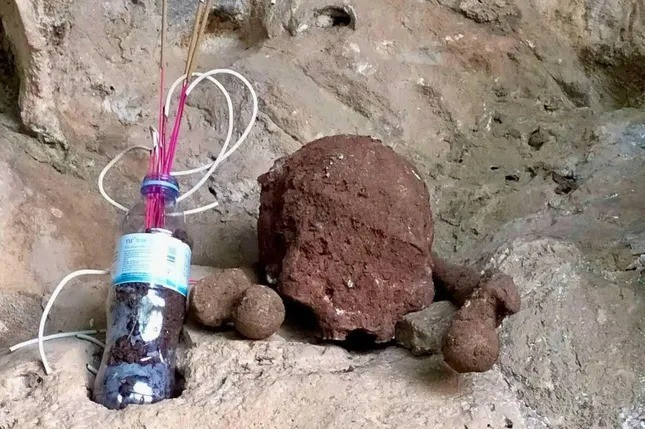 Các bộ xương không có dấu hiệu bị tác động cơ học hoặc thương tích. Các mẫu vật được thu thập để đưa đi giám định, phục vụ điều tra chuyên sâu. Ảnh: Tiền Phong.