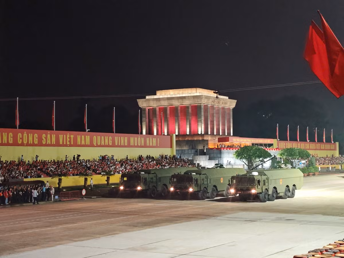 Tối 27/8, trong buổi sơ duyệt diễu binh, diễu hành tại Quảng trường Ba Đình, hàng loạt khí tài hiện đại, lực lượng chuyên trách của Quân đội nhân dân và Công an nhân dân đã lần lượt xuất hiện.