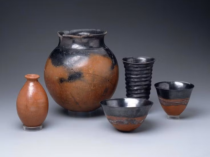  Nghệ thuật gốm đạt trình độ cao. Đồ gốm Kerma nổi tiếng với lớp phủ đen đỏ bóng mịn, kỹ thuật nung tinh vi và hình thức thẩm mỹ độc đáo, được giới khảo cổ đánh giá rất cao. Ảnh: Pinterest.