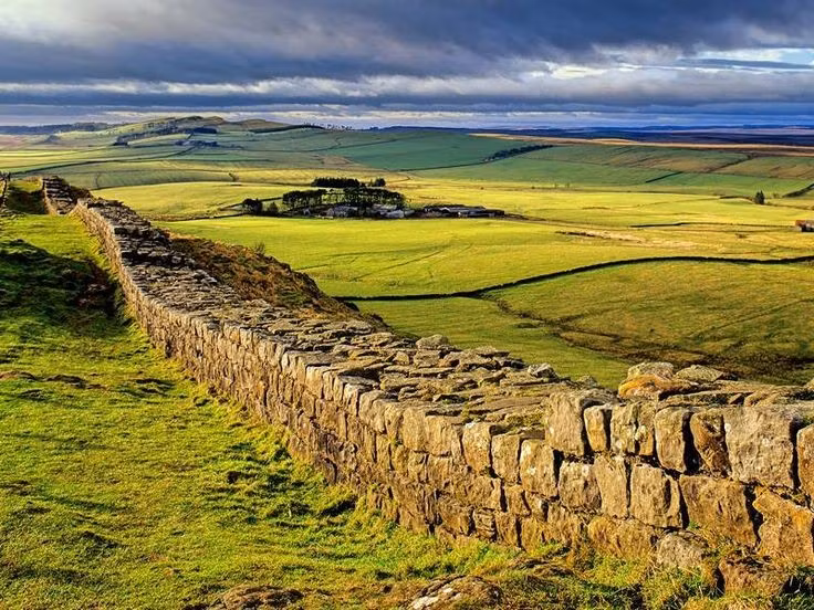  7. Là Di sản Thế giới UNESCO từ năm 1987. Bức tường Hadrian được công nhận là một trong những kỳ quan khảo cổ lớn nhất châu Âu, minh chứng cho sự hiện diện và tổ chức quân sự của đế chế La Mã. Ảnh: Pinterest.