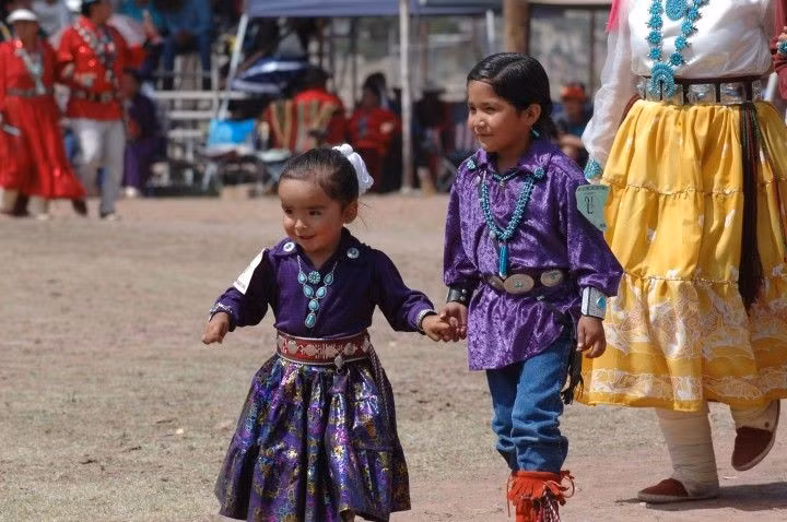  Ngôn ngữ Navajo vẫn được sử dụng rộng rãi. Đây là một trong số ít ngôn ngữ bản địa Bắc Mỹ còn được truyền dạy liên tục qua nhiều thế hệ. Ảnh: Pinterest.