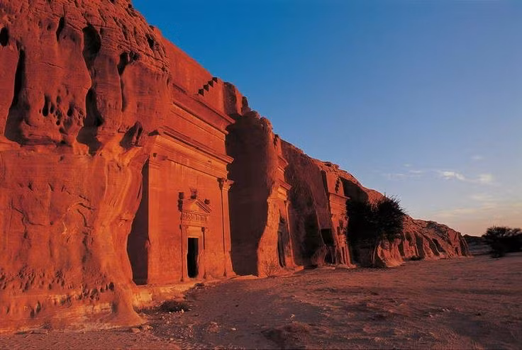  Gắn với truyền thuyết tôn giáo. Trong truyền thống Hồi giáo, khu vực Hegra tọa lạc liên quan đến câu chuyện về dân tộc Thamud ngạo mạn, khiến nơi đây từng bị xem là vùng đất bị nguyền rủa. Ảnh: Pinterest.