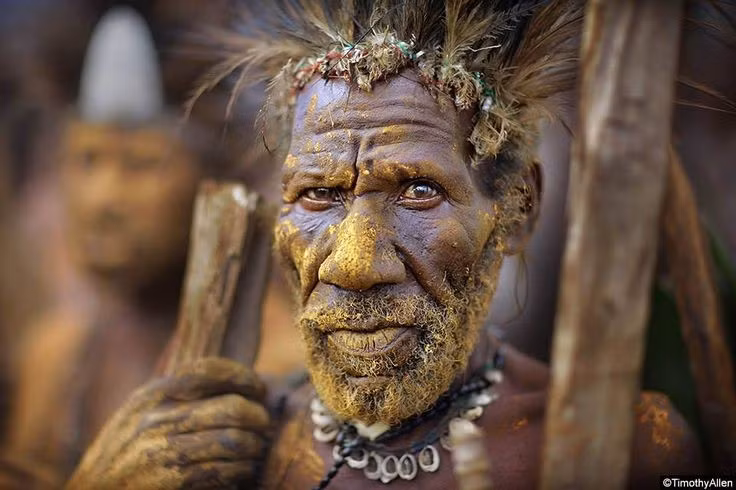  Đối mặt với thách thức hiện đại hóa. Dù giàu bản sắc, người Papua ngày nay đang chịu sức ép từ khai thác tài nguyên, biến đổi khí hậu và toàn cầu hóa, đe dọa trực tiếp đến đất đai và văn hóa truyền thống của họ. Ảnh: Pinterest.