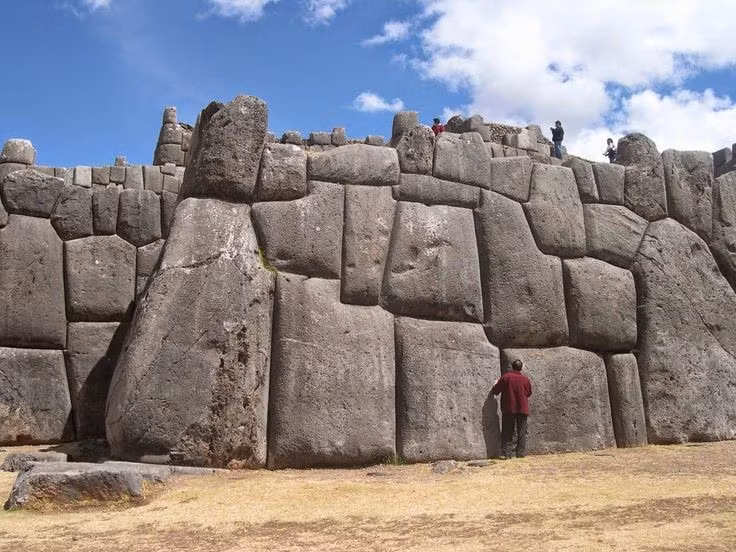 8. Là di sản văn hóa thế giới được UNESCO công nhận. Ngày nay, Sacsayhuaman được bảo tồn như một phần quan trọng của di sản Inca và thu hút hàng trăm nghìn khách du lịch mỗi năm. Ảnh: Pinterest.