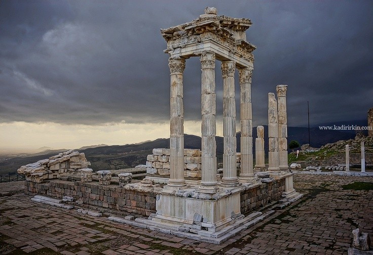 Thư viện Pergamon chỉ đứng sau Alexandria. Với hơn 200.000 cuốn sách, thư viện nơi đây là niềm tự hào tri thức của thế giới cổ đại. Ảnh: Pinterest.