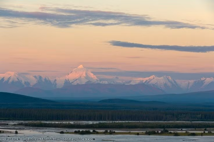  Khu vực này có từ trường địa chất rất bất thường. Các thiết bị đo từ trường và hệ thống định vị thường bị nhiễu khi bay qua khu vực quanh núi Hayes, khiến nhiều phi công tỏ ra lo ngại. Ảnh: Pinterest.