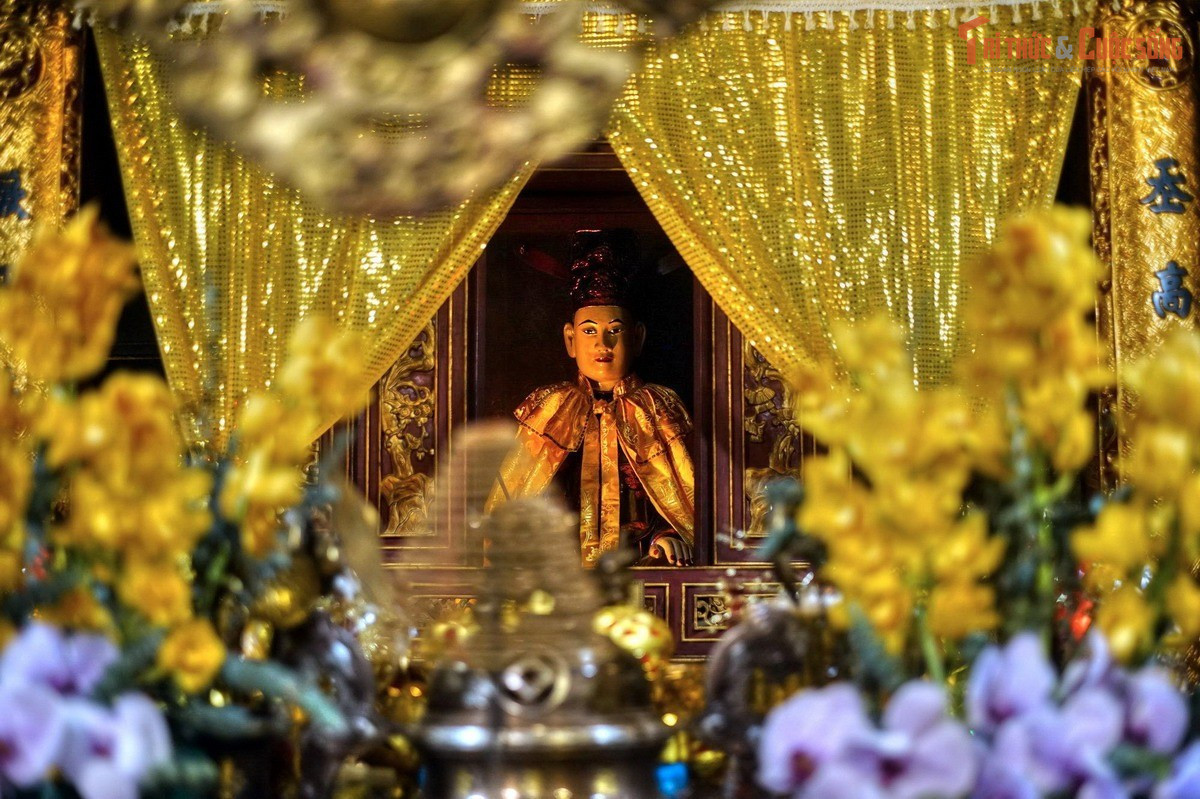 Thờ Linh Lang Đại vương – vị hoàng tử huyền thoại. Ngôi đền thờ hoàng tử Linh Lang, con vua Lý Thánh Tông, người được truyền tụng đã hóa thân thành thần sau khi có công đánh giặc Tống xâm lược thế kỷ 11.