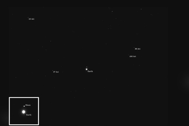 Camera đã bắt được hình ảnh Trái Đất và Mặt Trăng, hai vật thể quen thuộc nhất nhưng nhìn từ nơi xa xôi chưa từng có. (Ảnh: BBC)