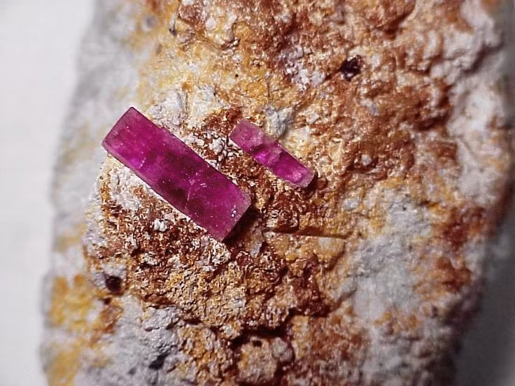  5. Bixbite rất khó khai thác và chế tác. Tinh thể Bixbite thường nhỏ, dễ vỡ và hiếm khi đủ lớn để cắt thành đá quý hoàn chỉnh, làm tăng thêm độ hiếm và giá trị. Ảnh: Pinterest.