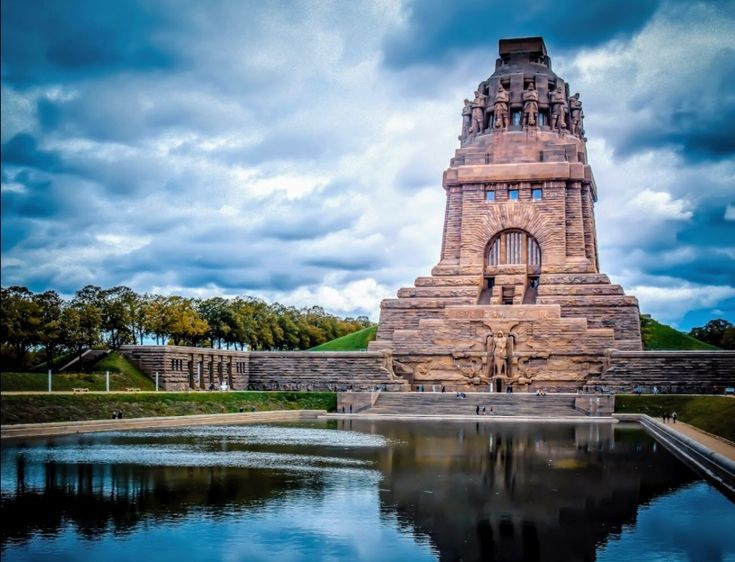  8. Một đài tưởng niệm hùng vĩ được xây dựng để ghi nhớ trận chiến. Đài tưởng niệm "Völkerschlachtdenkmal" tại Leipzig được khánh thành năm 1913, đúng 100 năm sau trận chiến, như một biểu tượng cho tinh thần đoàn kết châu Âu. Ảnh: Pinterest.