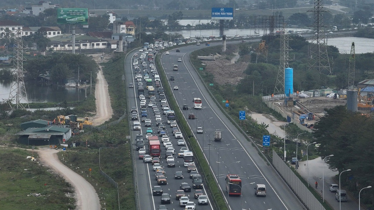 Lưu lượng phương tiện tăng cao trên tuyến Pháp Vân - Cầu Giẽ vào chiều 21/2.