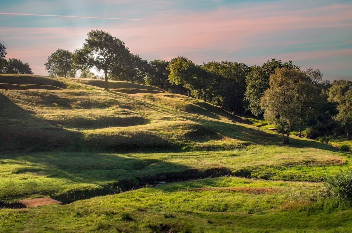  Hệ thống phòng thủ phức hợp và linh hoạt. Bức tường kết hợp hào sâu phía Bắc, con đường quân sự phía Nam cùng các pháo đài, đồn lũy cách đều nhau, cho phép quân La Mã phản ứng nhanh trước các cuộc tập kích. Ảnh: unesco.org.uk.