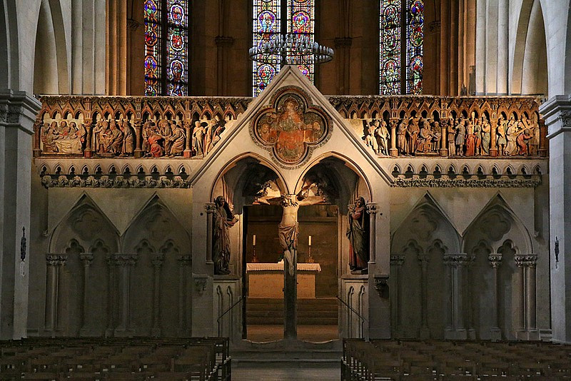  “Tây cung” độc đáo hiếm có. Phần Tây cung (West Choir) của nhà thờ là một trong những không gian kiến trúc đặc sắc nhất, nổi bật với bố cục và trang trí tinh xảo. Ảnh: universes.art.