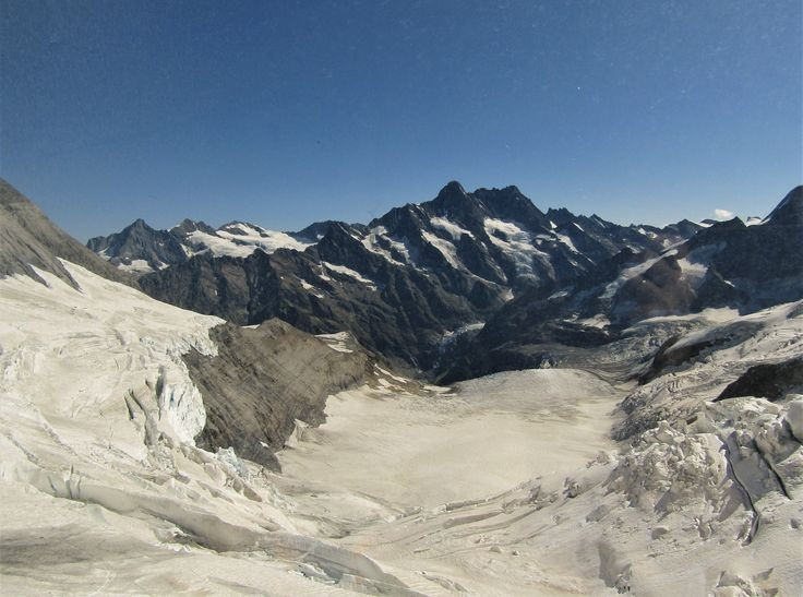  Thiên đường cho du lịch bền vững. Khu bảo tồn được quản lý nghiêm ngặt nhằm cân bằng giữa bảo tồn và du lịch. Các tuyến đường mòn, cáp treo và điểm quan sát được thiết kế để du khách chiêm ngưỡng cảnh quan mà vẫn hạn chế tác động đến môi trường. Ảnh: Pinterest.