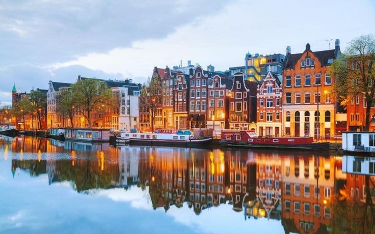  Điểm đến du lịch nổi tiếng của châu Âu. Mỗi năm, Amsterdam thu hút hàng triệu du khách đến tham quan các kênh đào lịch sử, bảo tàng, công viên và khu phố cổ. Nhờ sự kết hợp giữa lịch sử, kiến trúc và văn hóa hiện đại, thành phố này luôn nằm trong danh sách những điểm đến hấp dẫn nhất châu Âu. Ảnh: Pinterest.