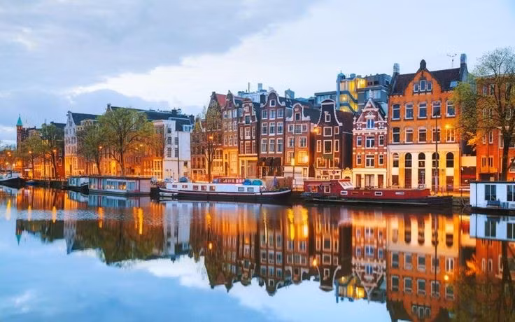  Điểm đến du lịch nổi tiếng của châu Âu. Mỗi năm, Amsterdam thu hút hàng triệu du khách đến tham quan các kênh đào lịch sử, bảo tàng, công viên và khu phố cổ. Nhờ sự kết hợp giữa lịch sử, kiến trúc và văn hóa hiện đại, thành phố này luôn nằm trong danh sách những điểm đến hấp dẫn nhất châu Âu. Ảnh: Pinterest.