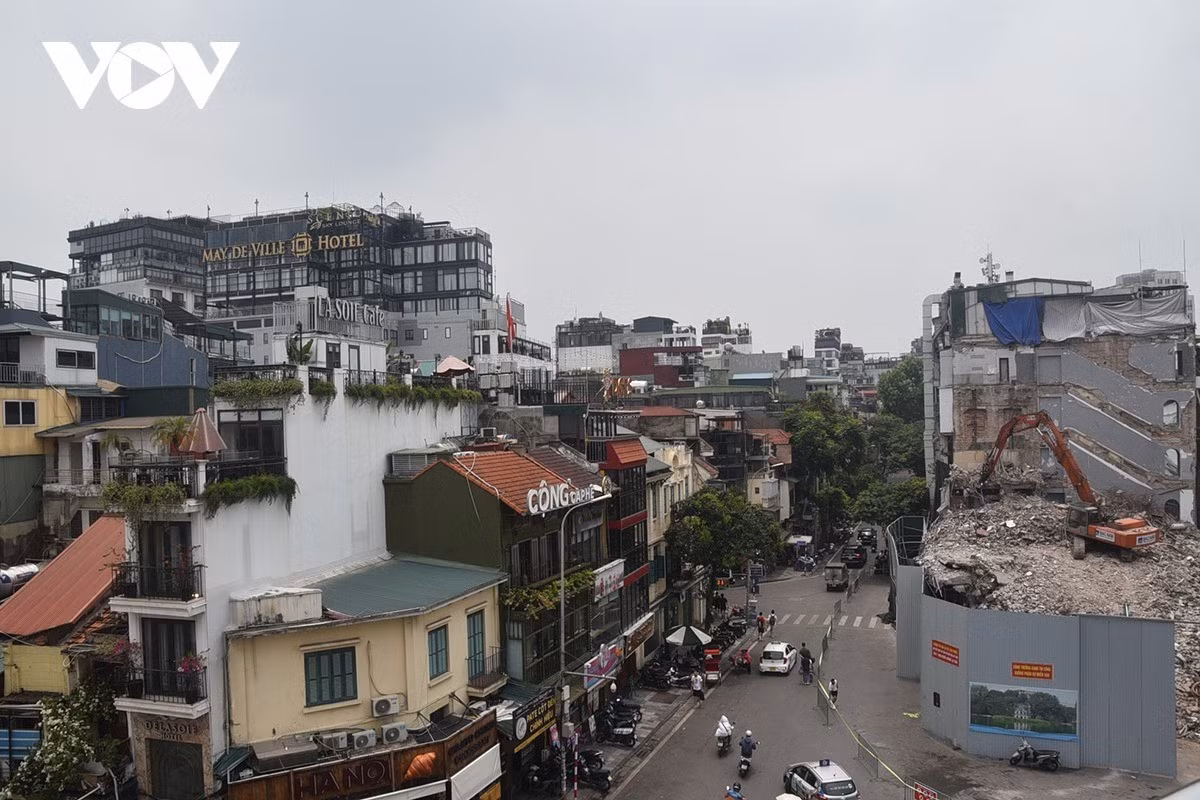 Mặt bằng tháo dỡ đã thấp ngang bằng với hàng rào quây tôn cao 6-8m.