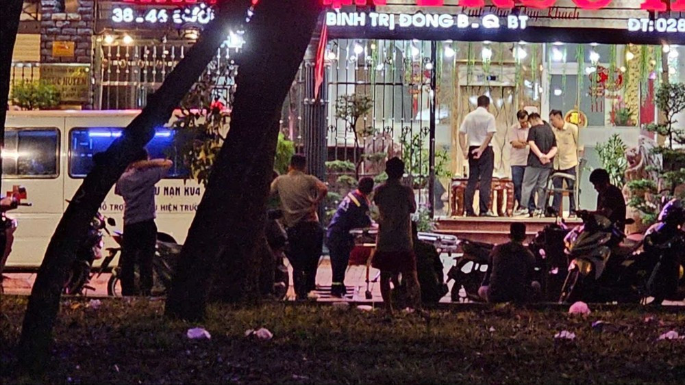 Cảnh sát phong tỏa hiện trường, khám nghiệm vụ án mạng. Ảnh: H. TÂM