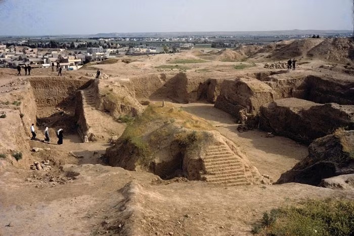  Tàn tích được phát hiện vào thế kỷ 19. Các nhà khảo cổ Anh tìm thấy cổng thành, tượng nhân sư và vô số hiện vật quý. Ảnh: Pinterest.