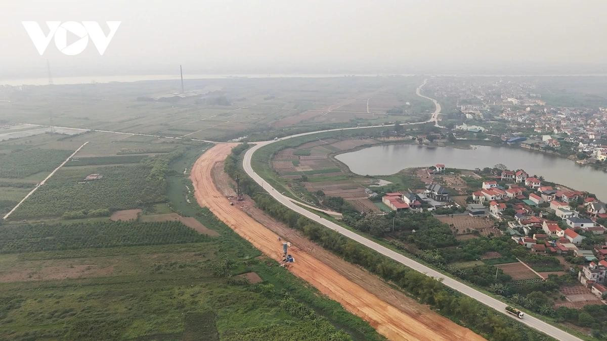 Theo đó, Liên danh Công ty cổ phần LIZEN - Công ty cổ phần Đầu tư và Xây dựng giao thông Phương Thành trúng thầu với giá 6.091,01 tỷ đồng (giá dự toán 6.664,632 tỷ đồng), thời gian thực hiện 730 ngày, hợp đồng theo đơn giá điều chỉnh.