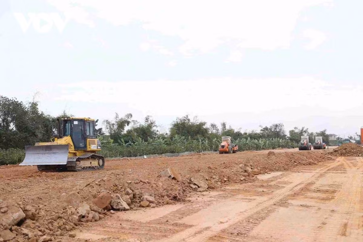 Hiện trên công trường Dự án xây dựng tuyến đường kết nối di sản văn hóa, du lịch và phát triển kinh tế dọc sông Hồng qua địa phận tỉnh Hưng Yên không khí thi công diễn ra khẩn trương. Nhiều mũi thi công được triển khai đồng loạt, máy móc, nhân lực được huy động với cường độ cao nhằm bảo đảm tiến độ đề ra.