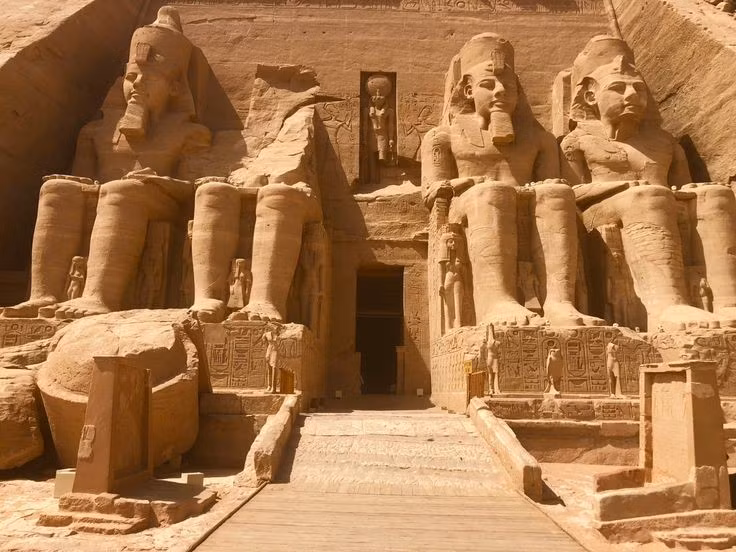  6. Ngôi đền từng bị chôn vùi dưới cát suốt nhiều thế kỷ. Sau thời kỳ Ai Cập cổ đại, đền Abu Simbel dần bị lãng quên và phủ kín bởi cát sa mạc cho đến khi được tái khám phá vào thế kỷ 19. Ảnh: Pinterest.