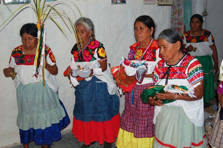  Tín ngưỡng pha trộn bản địa và Công giáo. Sau thời kỳ thuộc địa, người Nahua tiếp nhận Công giáo nhưng vẫn bảo tồn nhiều yếu tố tín ngưỡng cổ xưa, tạo nên hệ thống nghi lễ kết hợp độc đáo giữa hai truyền thống. Ảnh: mexicolore.co.uk.