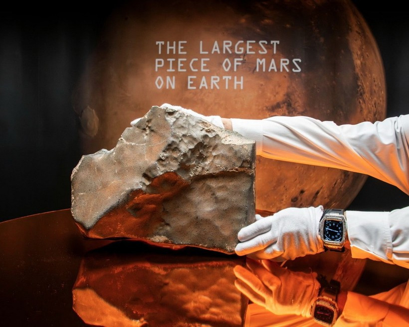 Khối thiên thạch nặng 25kg, được phát hiện tại sa mạc Sahara vào tháng 11/2023, đã được bán với giá hơn 5,3 triệu USD trong phiên đấu giá của Sotheby’s tại New York. Ảnh: The Guardian.