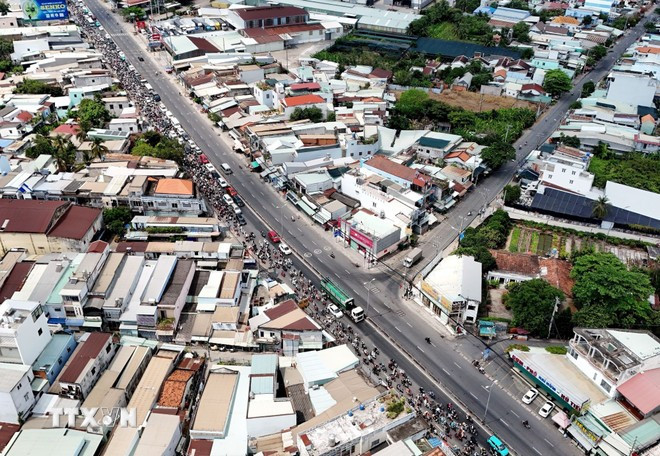 Ùn ứ giao thông trên Quốc lộ 1 vào ngày cuối kỳ nghỉ Tết Bính Ngọ. (Ảnh: Hồng Đạt/TTXVN)