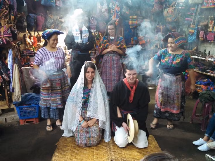  Nỗ lực phục hưng văn hóa trong xã hội hiện đại. Thông qua giáo dục song ngữ, nghệ thuật đương đại và các phong trào bản địa, người Maya trẻ tuổi ngày càng khẳng định bản sắc và tiếng nói của mình. Ảnh: Pinterest.