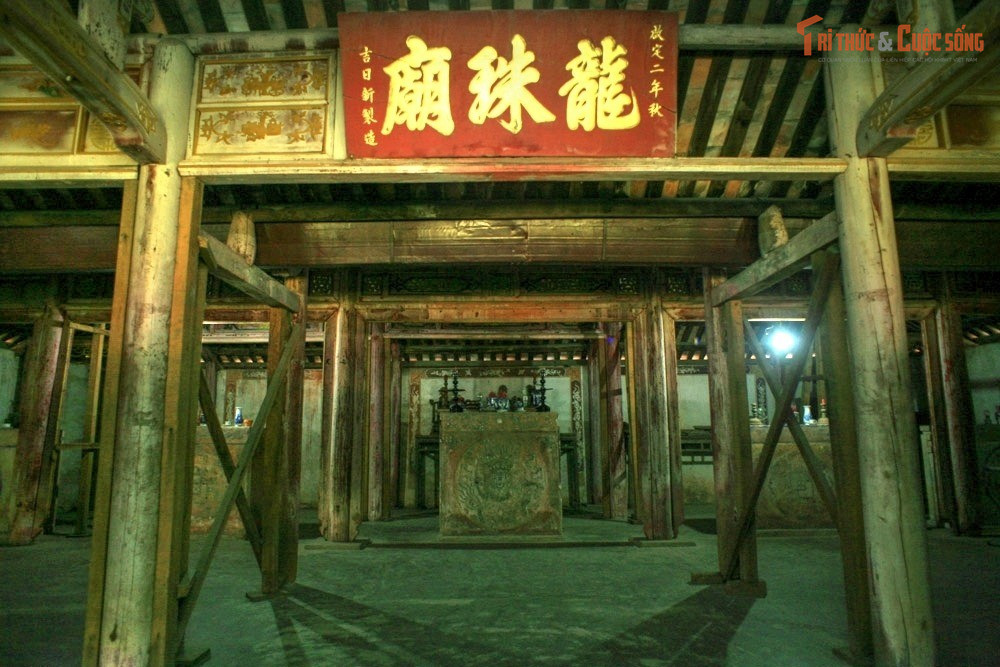 Không chỉ thờ voi mà còn thờ nhiều vị thần bảo hộ. Ban đầu trong điện có tới 15 bài vị, hiện còn 4 vị thần như Thiên Sư, Chúa Động, Hồng Nương và Tiền Hậu Khai Khẩn, phản ánh tín ngưỡng đa tầng của triều đình.