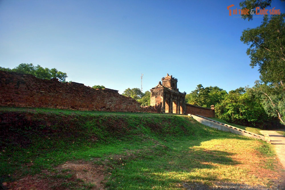Kiến trúc tuân thủ chặt chẽ nguyên tắc phong thủy. Điện Voi Ré sử dụng Thành Lồi làm bình phong, phía trước là hồ sen rộng khoảng 1.000m² làm minh đường, tạo nên thế đất hài hòa về phong thủy.