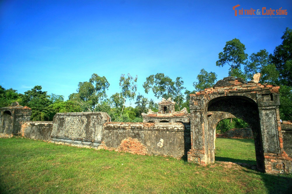 Bố cục kiến trúc theo kiểu chữ “Môn”. Toàn bộ khu điện có la thành bao quanh, cổng tam quan, bình phong Long Mã và trục thần đạo rõ ràng, phản ánh quy chuẩn kiến trúc cung miếu triều Nguyễn.