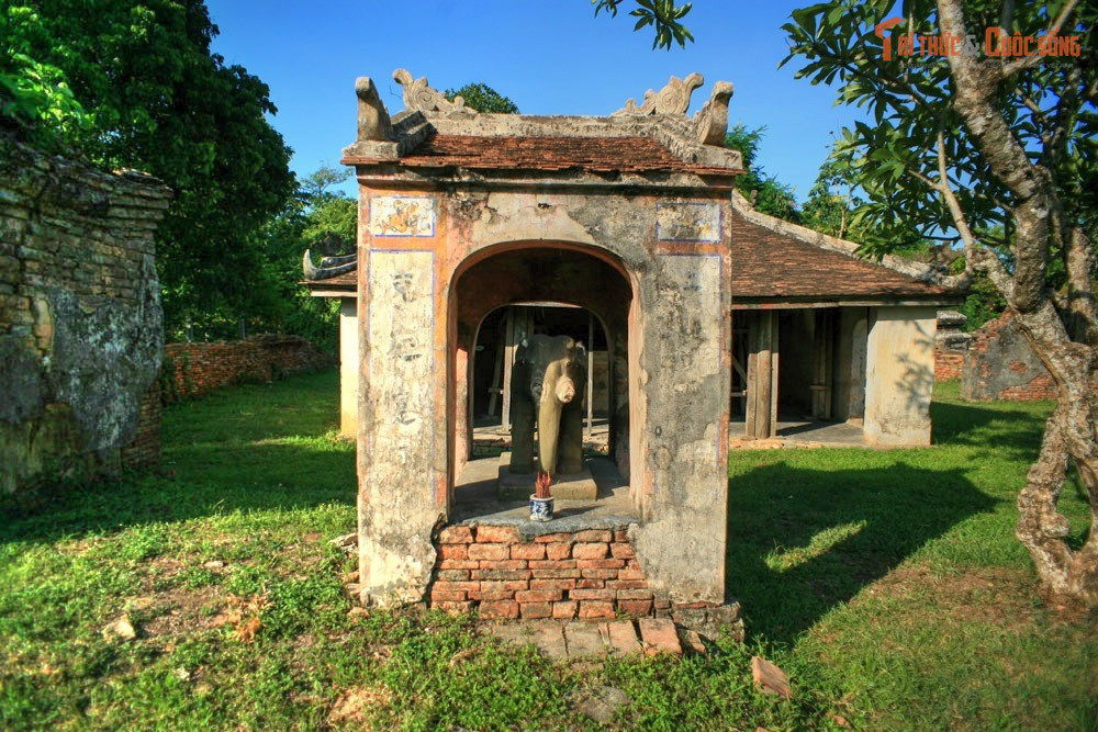 Người chỉ huy xây dựng là một đại thần chuyên trách voi chiến. Đại thần Nguyễn Đức Xuyên, chưởng tượng quân ty Tượng Chính, là người trực tiếp chỉ huy việc xây dựng Long Châu Miếu.