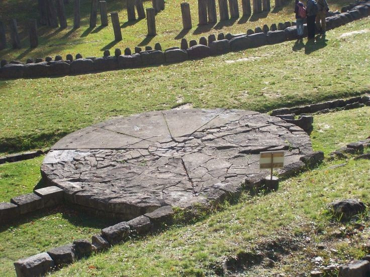  Có “đài thiên văn” bằng đá gây nhiều tranh cãi. Một cấu trúc tròn bằng đá và gỗ thường được gọi là “đồng hồ mặt trời Dacia”, cho thấy người cổ đại nơi đây có hiểu biết đáng kể về chu kỳ thời gian và thiên thể. Ảnh: Pinterest.