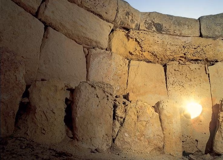  Bị hư hại bởi thời gian và thiên nhiên. Mnajdra từng chịu thiệt hại nặng nề do xói mòn và bão biển, nhưng sau đó đã được phục dựng và bảo vệ bằng hệ thống mái che hiện đại để gìn giữ cho hậu thế. Ảnh: Pinterest.