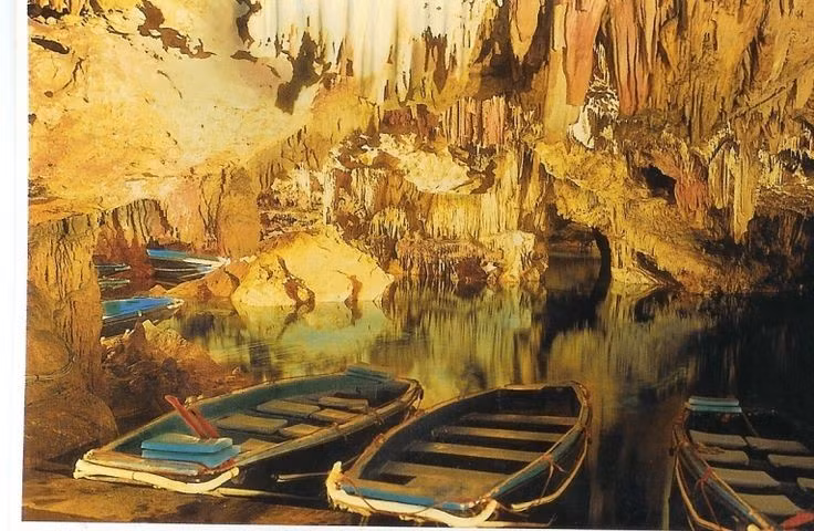  5. Là nguồn cung cấp nước ngọt quan trọng. Dòng sông ngầm trong hang dưới đóng vai trò là một trong những nguồn cung cấp nước ngọt chủ yếu cho thủ đô Beirut và vùng lân cận. Ảnh: Pinterest.