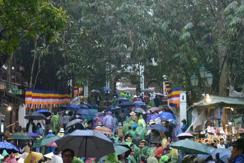 Du khách đổ về khai hội chùa Hương sáng 22/2. Ảnh: BTC.