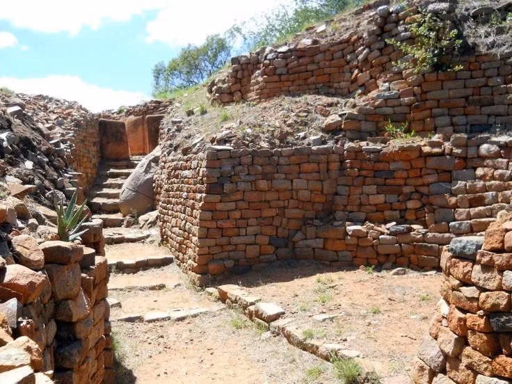  Kiến trúc đá không dùng vữa độc đáo. Giống Đại Zimbabwe, Khami được xây dựng hoàn toàn bằng các khối đá xếp chồng lên nhau mà không cần chất kết dính. Tuy nhiên, kỹ thuật tại Khami đạt độ tinh xảo cao hơn, với tường đá trang trí hoa văn hình học rõ ràng và có chủ ý thẩm mỹ. Ảnh: Pinterest.