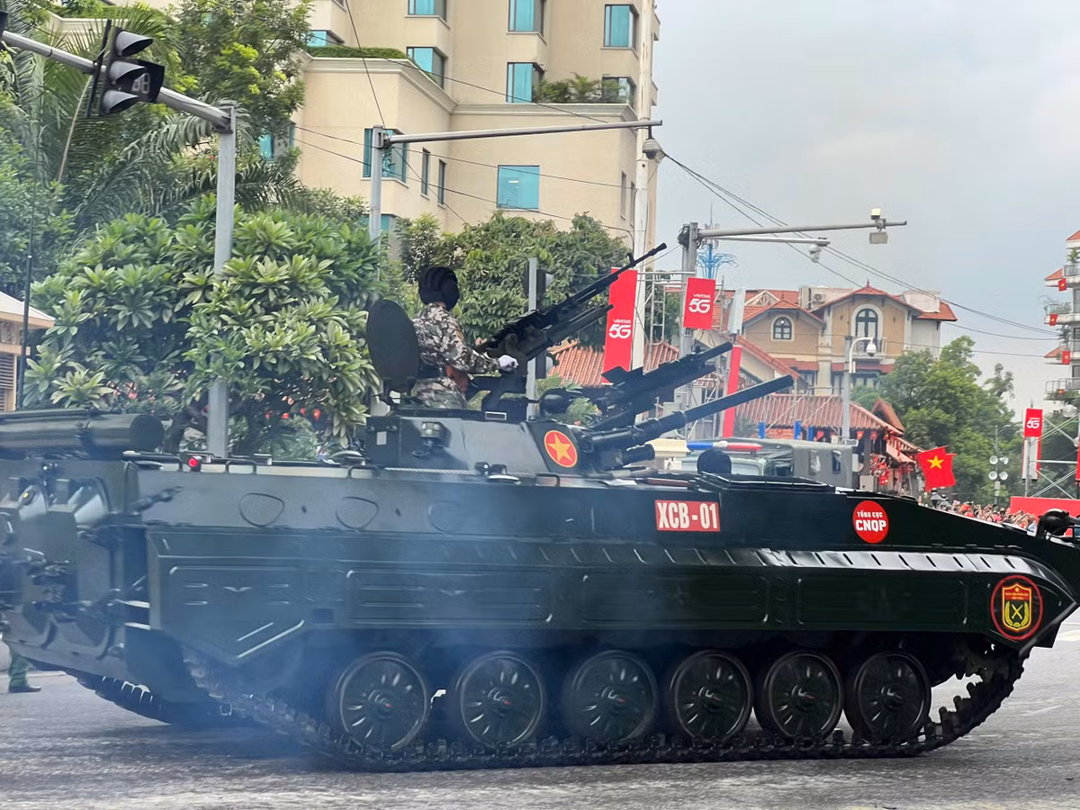 Chiều 27/8/2025, vào lúc 16h25, theo ghi nhận của PV Tri thức và Cuộc sống, dàn xe tăng đã bắt đầu tiến vào đường Thanh Niên, hướng về Quảng trường Ba Đình để tham gia buổi sơ duyệt diễu binh, diễu hành.