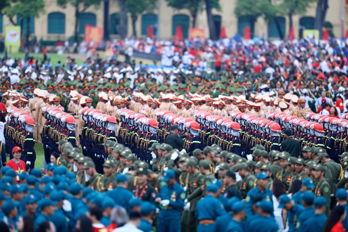 Tất cả hòa quyện trong một bức tranh rộn rã và thiêng liêng, khẳng định sức mạnh thống nhất, niềm tự hào và khát vọng vươn lên của đất nước trong giờ phút trọng đại.