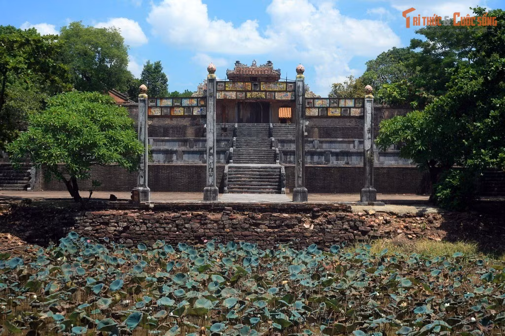 Là lăng vua Nguyễn duy nhất quay mặt về hướng Tây Bắc. Khác với hầu hết lăng tẩm triều Nguyễn đều quay hướng Nam hoặc Đông Nam, lăng Thiệu Trị được xây theo hướng Tây Bắc, tạo nên thế phong thủy rất riêng.