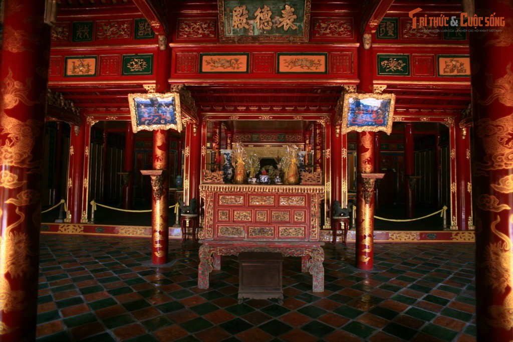 Điện Biểu Đức mang phong cách trang trí giản dị. Nơi thờ vua Thiệu Trị không quá cầu kỳ về pháp lam hay khảm sành sứ, phản ánh tính cách tiết chế của vị vua này.