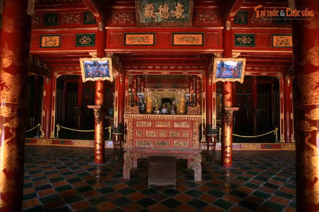 Điện Biểu Đức mang phong cách trang trí giản dị. Nơi thờ vua Thiệu Trị không quá cầu kỳ về pháp lam hay khảm sành sứ, phản ánh tính cách tiết chế của vị vua này.